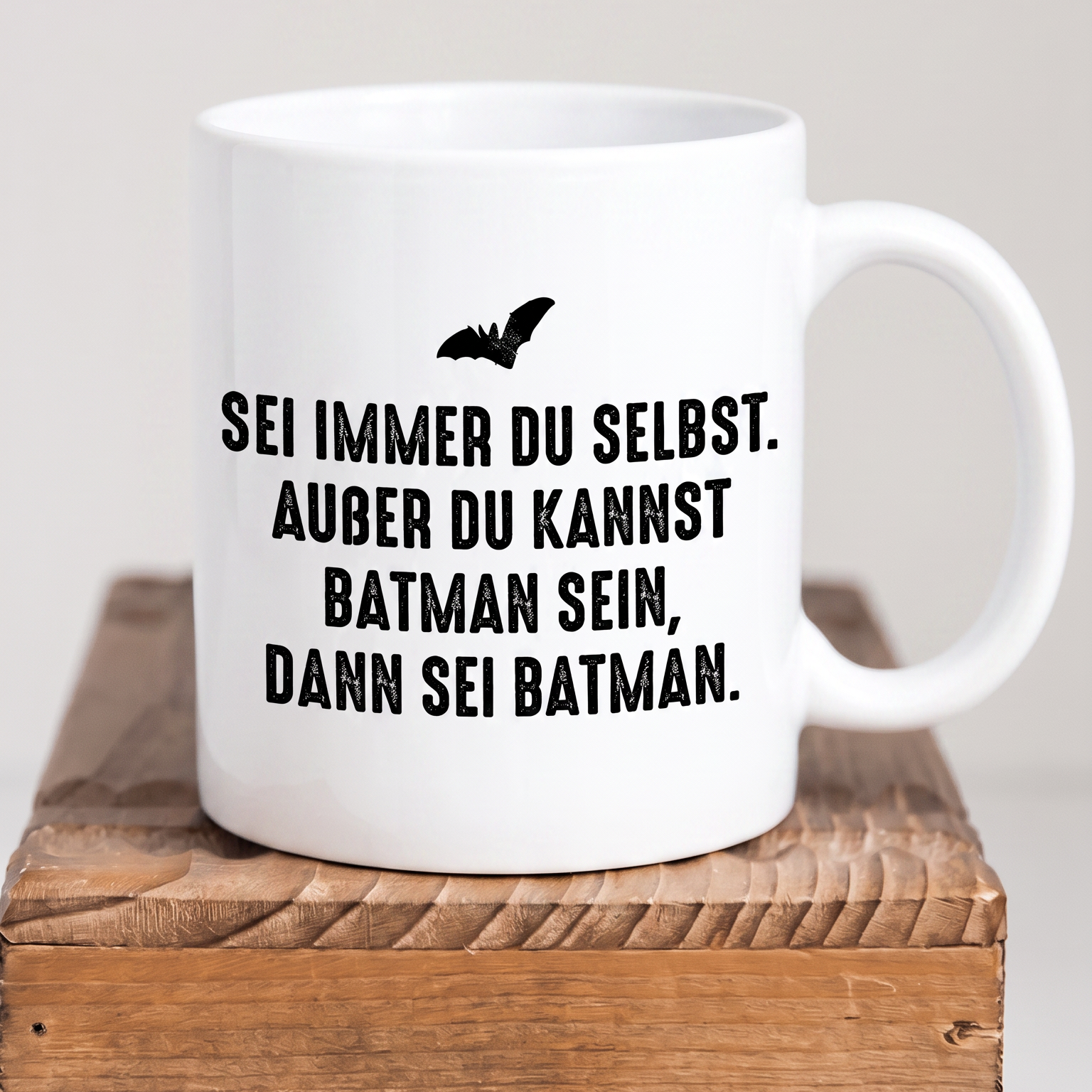 Lustige Keramik-Tasse mit Spruch „Sei immer du selbst – außer du kannst Batman sein“ | Geschenkidee für Superhelden